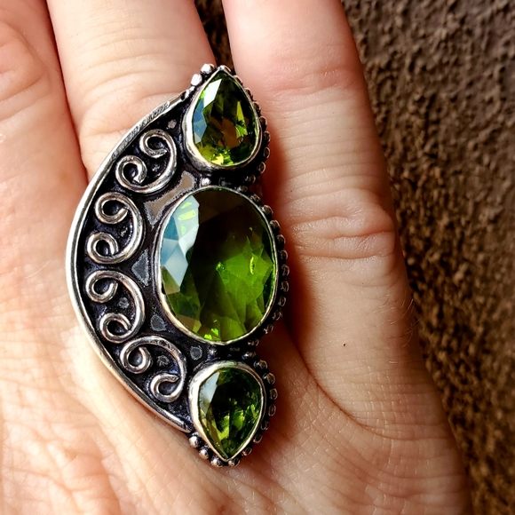 New Peridot 925 Silver Statement Ring. - Picture 6 of 8